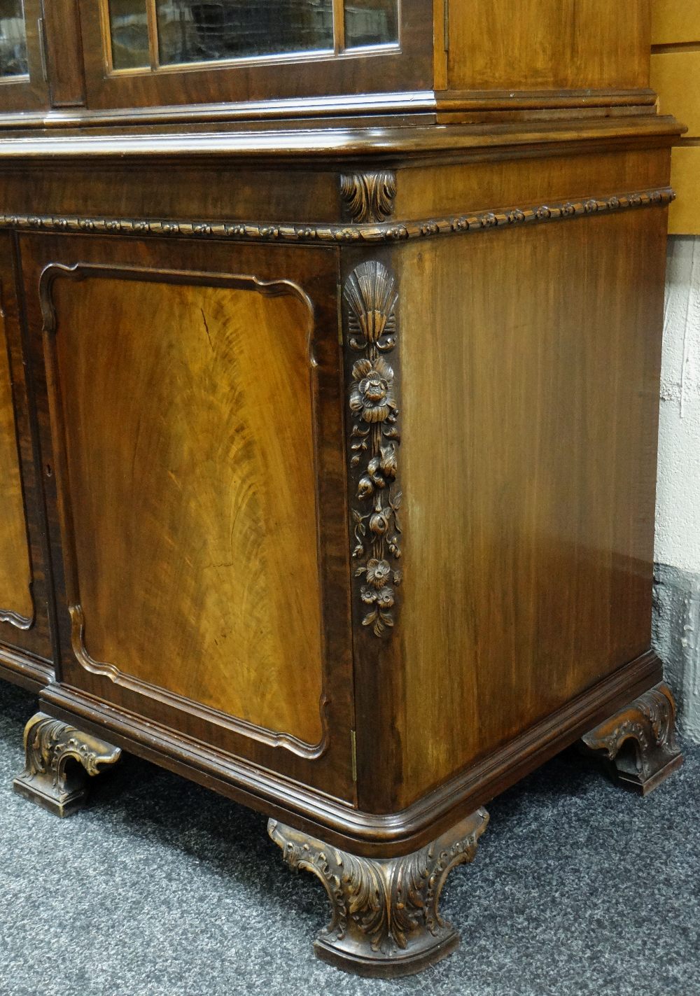 FINE WARING & GILLOW MAHOGANY BREAKFRONT BOOKCASE, foliate carved cavetto cornice above astragal - Image 3 of 31