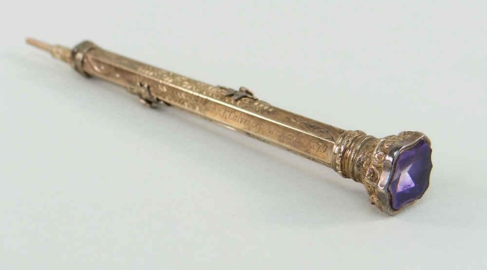 LATE VICTORIAN YELLOW METAL COMBINED PROPELLING PENCIL / DIP PEN, of hexagonal section with - Image 2 of 2