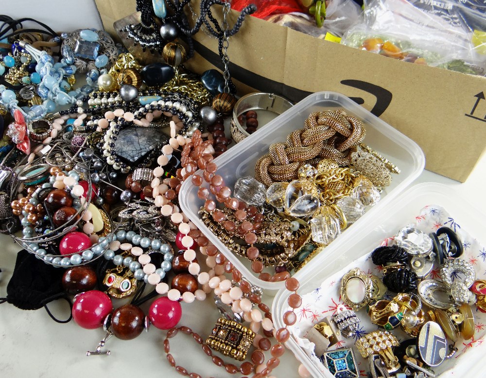 LARGE COLLECTION OF ASSORTED COSTUME & FASHION JEWELLERY comprising beaded necklaces, earrings ETC - Image 2 of 4