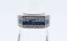 18K WHITE GOLD FOUR ROW RING, comprising 26 square cut blue diamonds and 26 small brilliant cut d