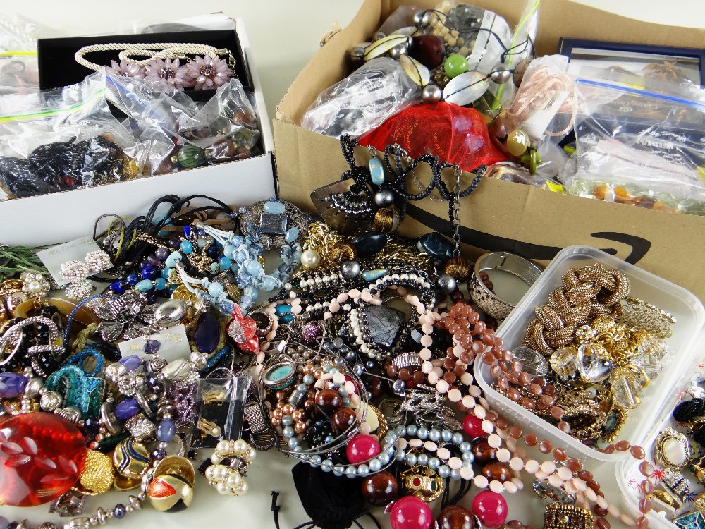 LARGE COLLECTION OF ASSORTED COSTUME & FASHION JEWELLERY comprising beaded necklaces, earrings ETC - Image 3 of 4