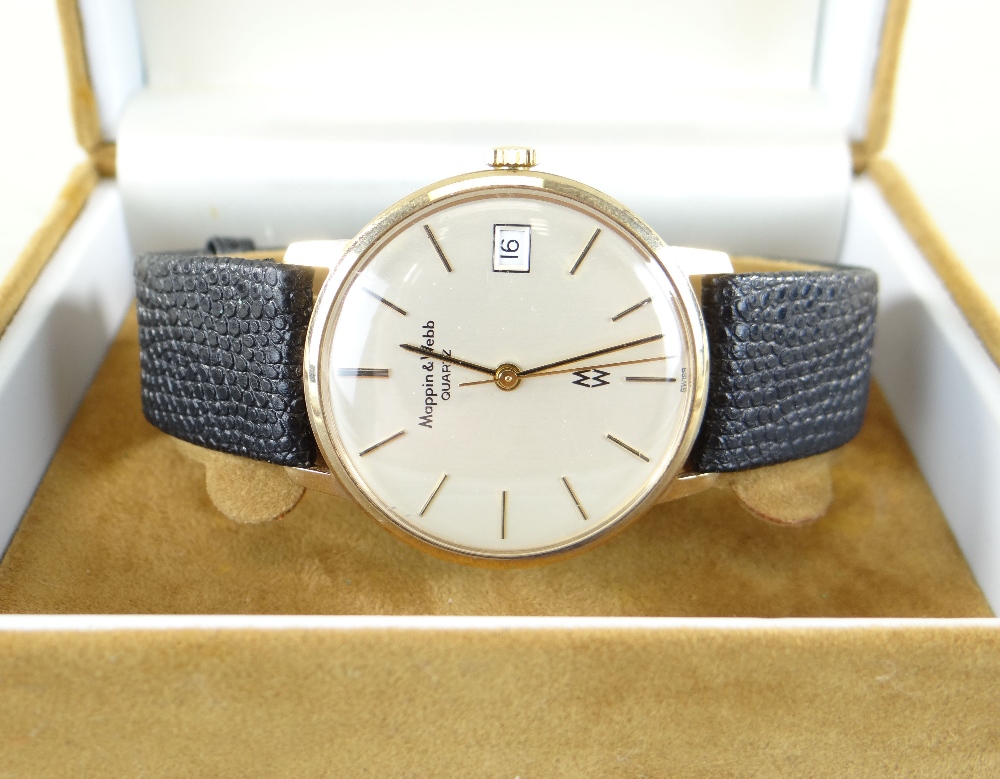 MODERN 9CT GOLD MAPPIN & WEBB GENTS WRISTWATCH, centre seconds and calender aperture, quartz