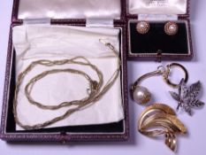 9CT GOLD & OTHER JEWELLERY to include a pair of pearl set screw fit earrings and a stylised leaf