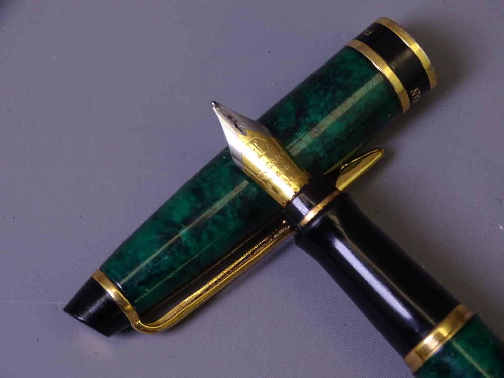 WATERMAN - Vintage (1940s) Dark Green Waterman 515 fountain pen with gold plated trim and original - Image 3 of 4