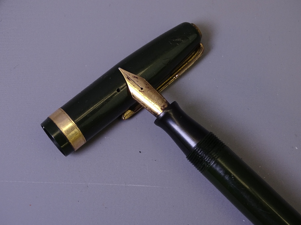 WATERMAN - Vintage (1940s) Dark Green Waterman 515 fountain pen with gold plated trim and original - Image 2 of 4