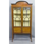 EDWARDIAN INLAID MAHOGANY TWO-DOOR CHINA DISPLAY CABINET with arched top detail and slender