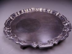 SILVER CIRCULAR CALLING CARD TRAY, Sheffield 1975, maker Mappin & Webb, 20cms diameter with raised