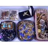 VICTORIAN GOLD, AGATE SET & OTHER BROOCHES & COSTUME JEWELLERY