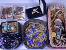 VICTORIAN GOLD, AGATE SET & OTHER BROOCHES & COSTUME JEWELLERY