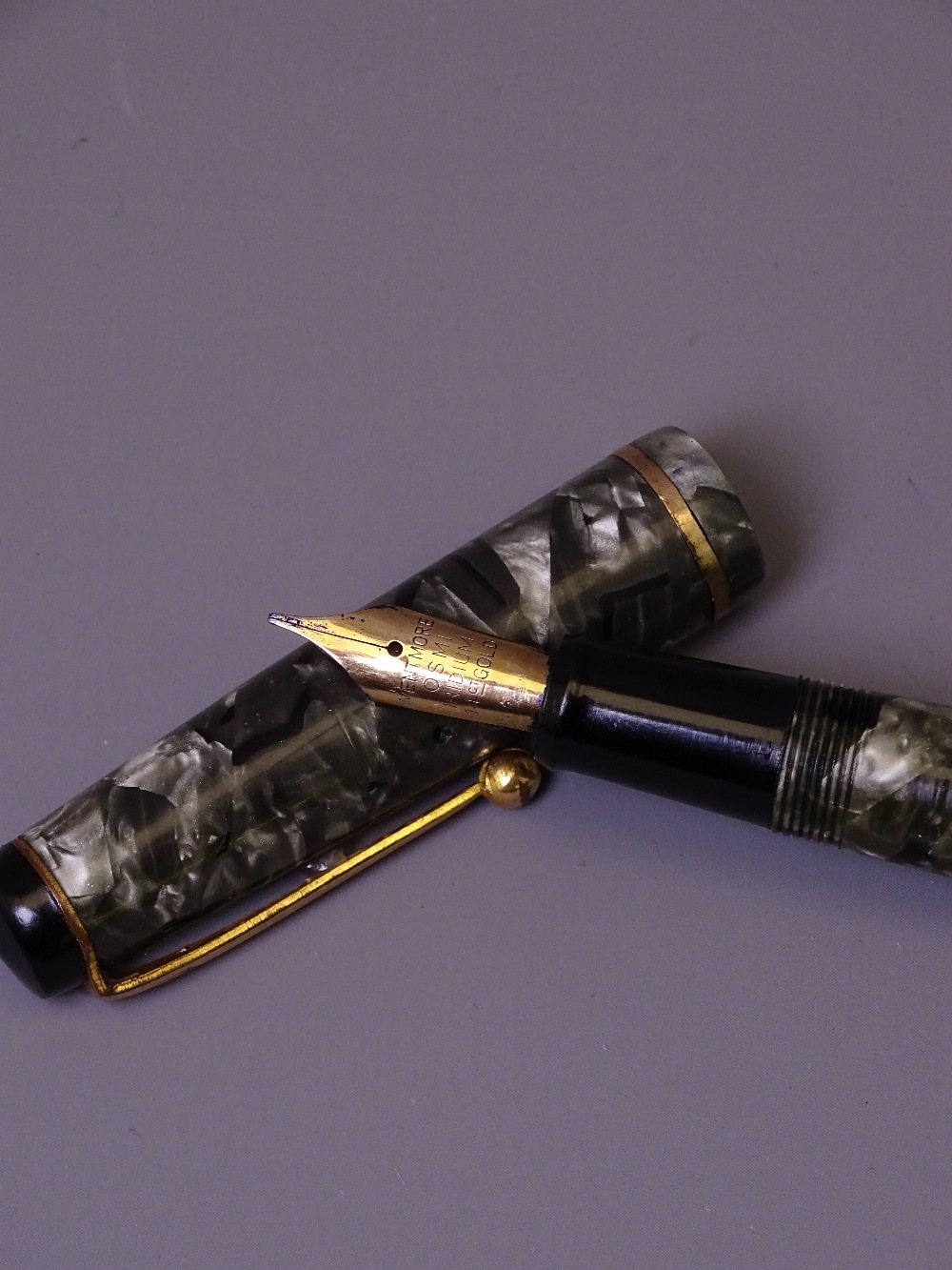 MENTMORE - Vintage (1940s) Grey Marble Mentmore Auto-Flow fountain pen with gold plated trim and - Image 2 of 4