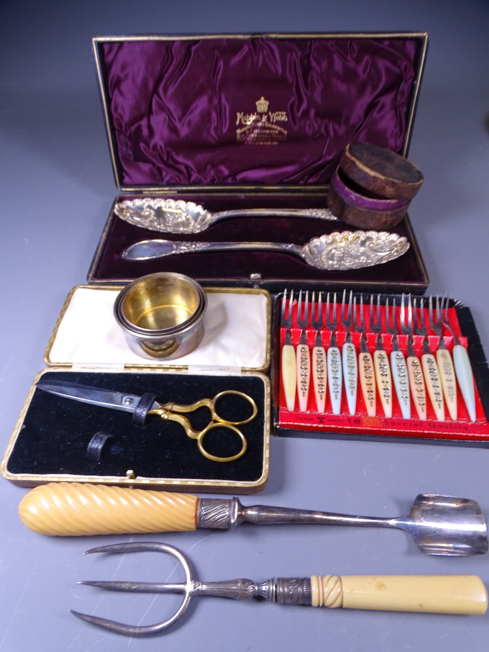 MAPPIN & WEBB CASED SERVING SPOONS, EPNS marrow scoop, travel beaker in fitted box ETC