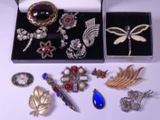 MIRACLE, TRIFARI, HOLYWOOD & OTHER VINTAGE & LATER BROOCHES including a white metal Amber set Scotty