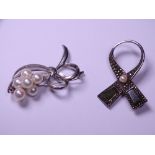 VINTAGE PEARL SET BROOCHES (2) including a crossover bow example in Irish silver having a central