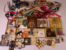 DRESS JEWELLERY, NECKLACES & EARRINGS ETC, a large parcel of good dress necklaces, brooches,