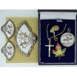 VARIOUS SILVER ITEMS to include an enamelled Canadian Maple Leaf brooch, a set of Siam silver