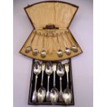 7 PIECE ART DECO TEASPOON & SUGAR TONGS SET, CASED, Birmingham 1922, a single silver teaspoon and