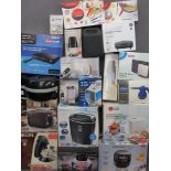 KITCHEN & ENTERTAINMENT PARCEL OF MODERN ITEMS - Tefal Actifryer, Daewoo halogen fryer, Clever