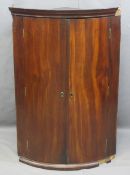 CIRCA 1840 MAHOGANY BOW FRONT WALL HANGING CORNER CUPBOARD, 103cms H, 68.5cms W (some moulding