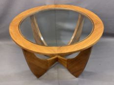 STYLISH MID-CENTURY CIRCULAR TEAK COFFEE TABLE with glass central insert, 45.5cms H, 80.5cms D