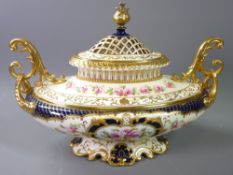 FINE WEDGWOOD OVAL BOAT SHAPED TWIN-HANDLED ROSE PATTERNED POT POURRI VASE with gilt and Crimson