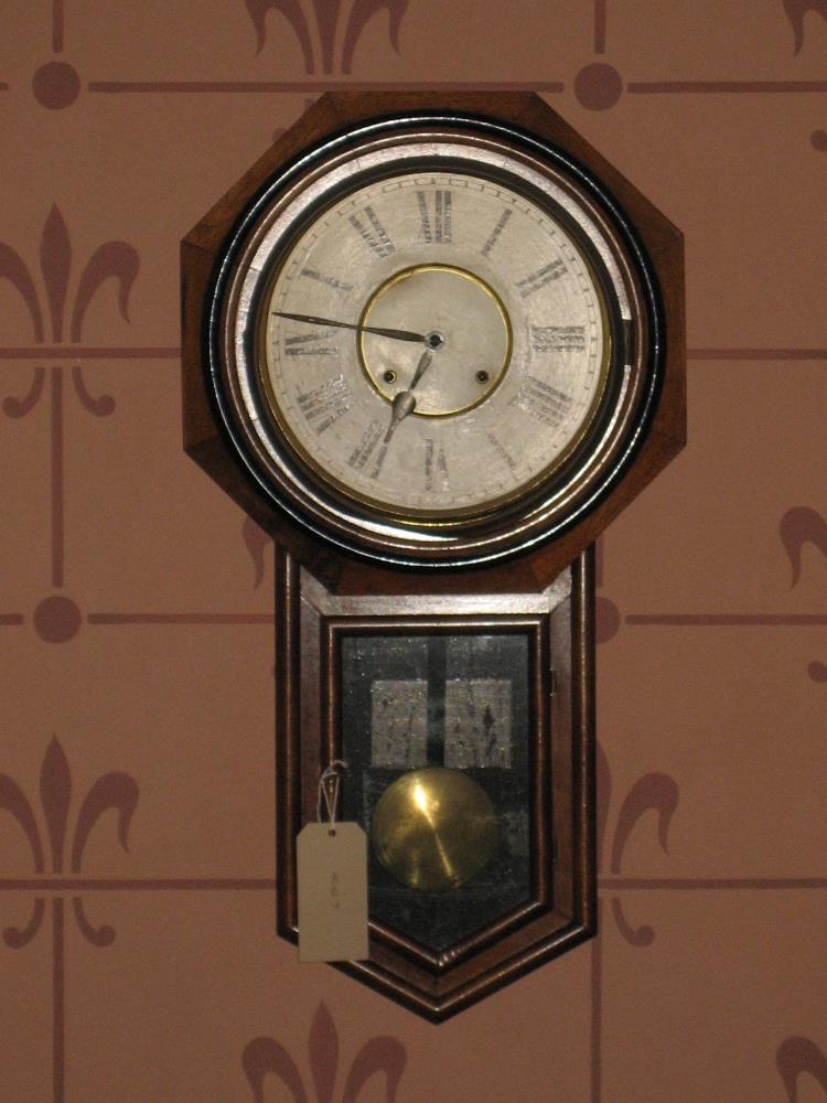 AN AMERICAN PENDULUM WALL CLOCK, mahogany cased with circular dial having Roman numerals