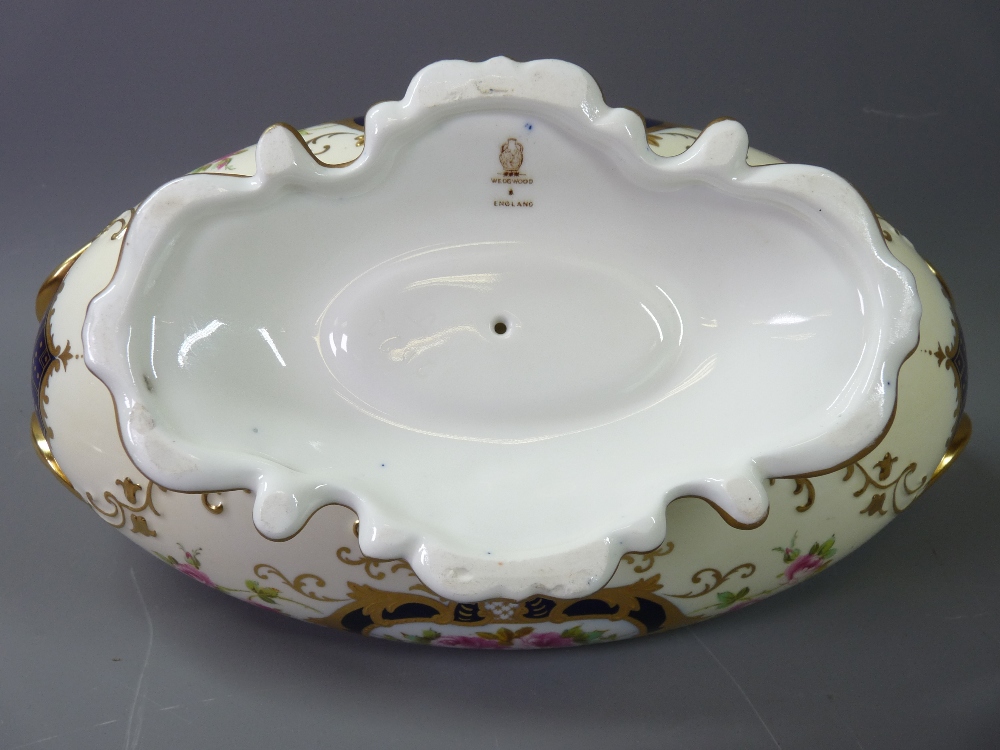 FINE WEDGWOOD OVAL BOAT SHAPED TWIN-HANDLED ROSE PATTERNED POT POURRI VASE with gilt and Crimson - Image 5 of 5