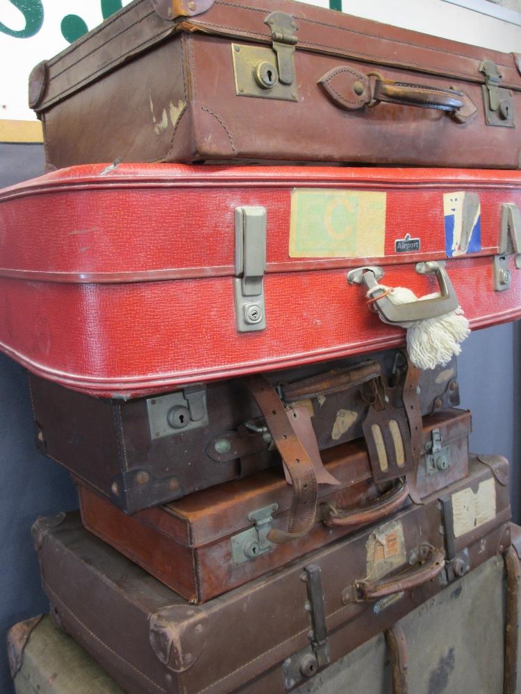 GOOD VINTAGE LUGGAGE PARCEL consisting of two steamer trunks, 52cms H, 91.5cms W, 51cms D the - Image 2 of 3