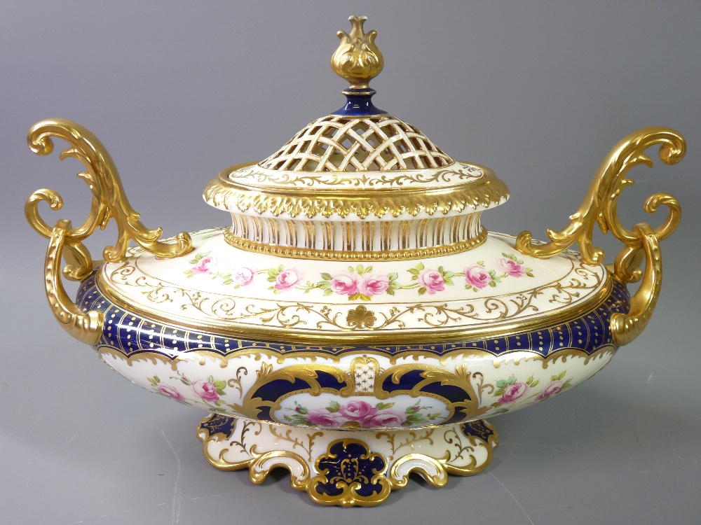 FINE WEDGWOOD OVAL BOAT SHAPED TWIN-HANDLED ROSE PATTERNED POT POURRI VASE with gilt and Crimson - Image 2 of 5