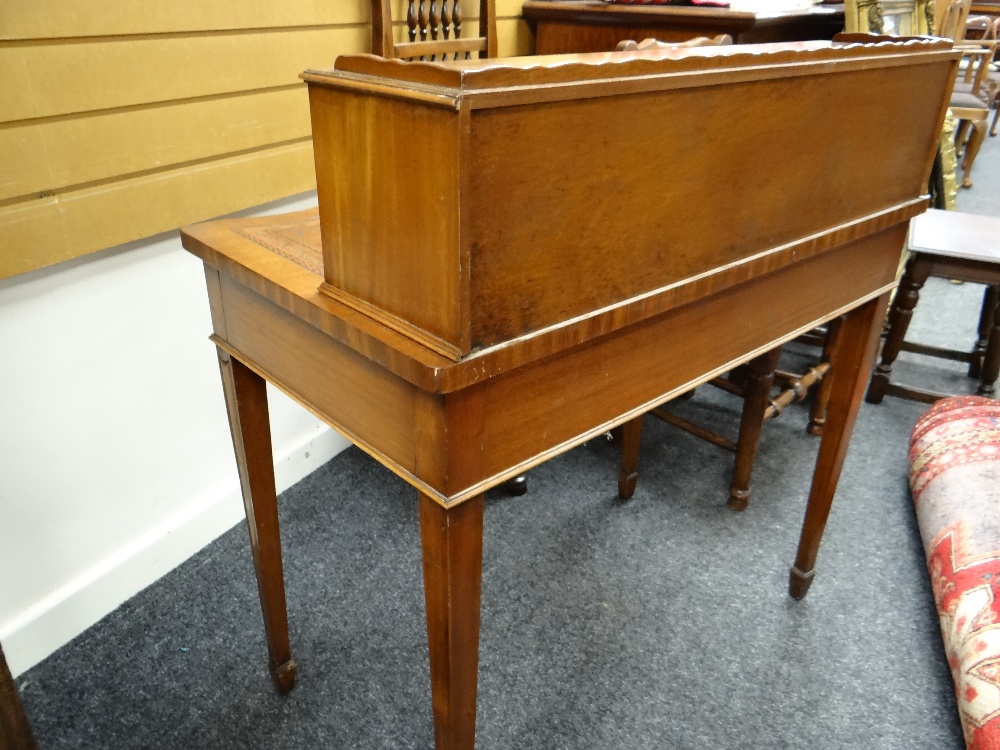 REPRODUCTION GEORGIAN-STYLE MAHOGANY BONHEUR DU JOUR, with superstructure of drawers and - Image 11 of 17