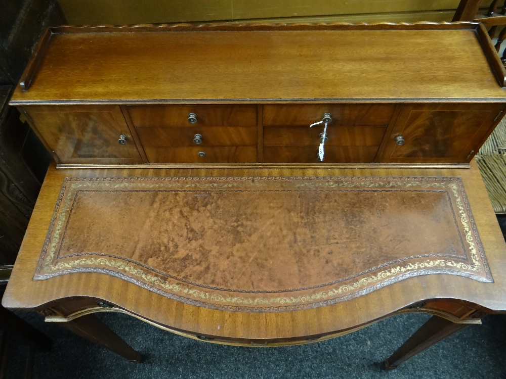 REPRODUCTION GEORGIAN-STYLE MAHOGANY BONHEUR DU JOUR, with superstructure of drawers and - Image 7 of 17