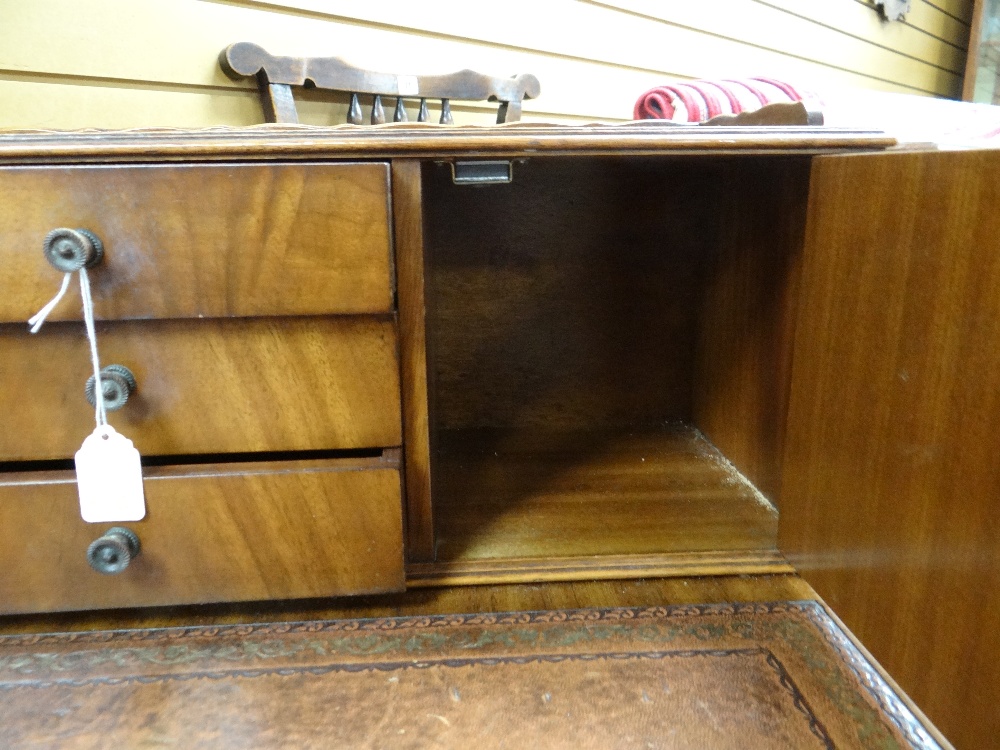 REPRODUCTION GEORGIAN-STYLE MAHOGANY BONHEUR DU JOUR, with superstructure of drawers and - Image 16 of 17