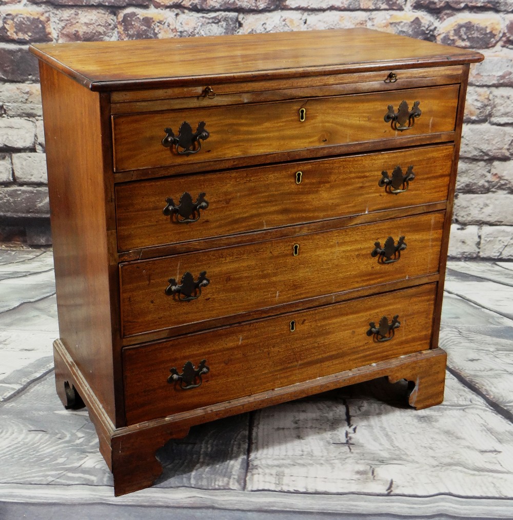 18TH CENTURY MAHOGANY BACHELORS CHEST, fitted four graduated long drawers and brushing slide,