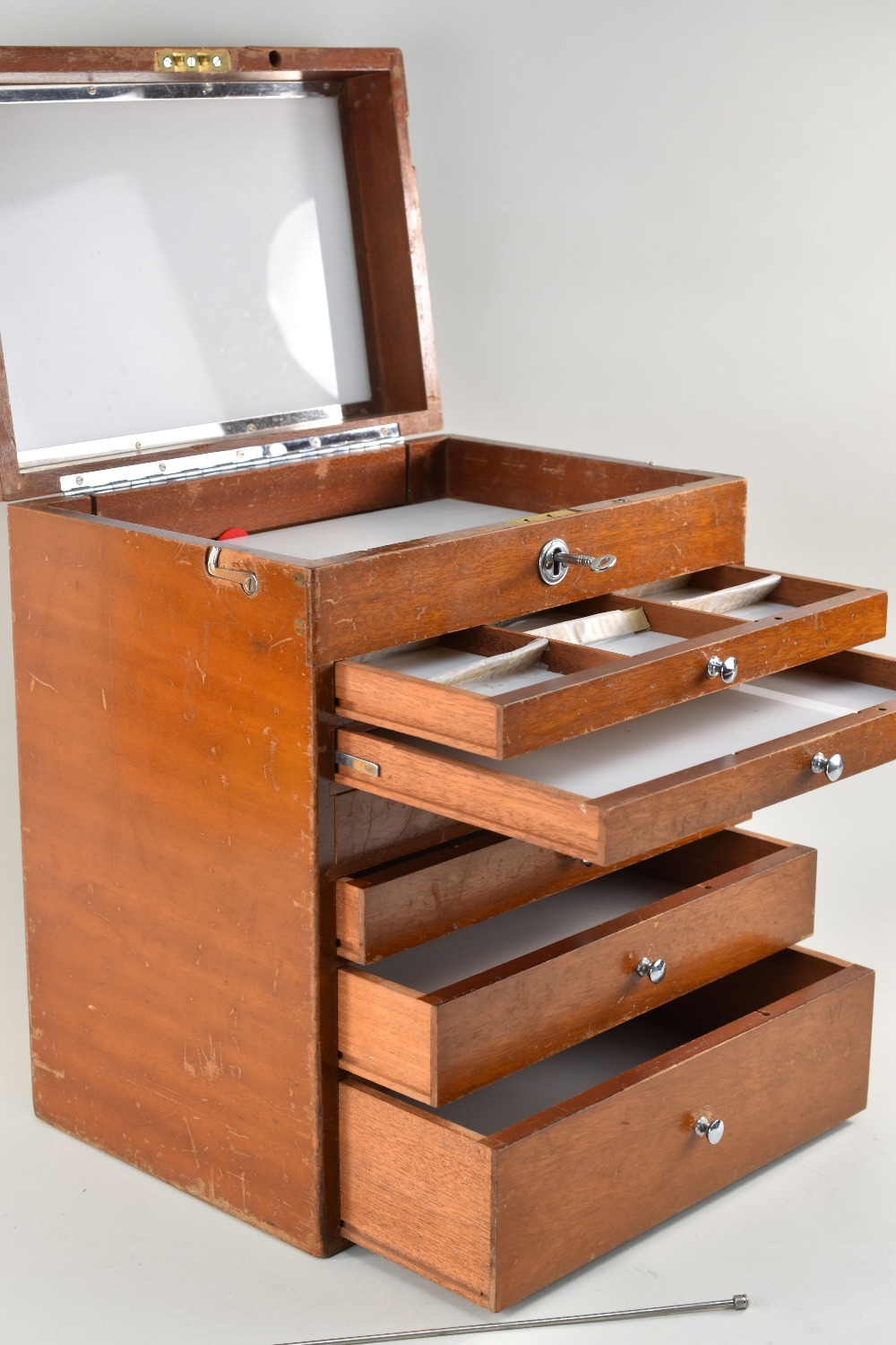 LOCKABLE JEWELLERY, COIN OR COLLECTABLES CABINET having six graduated drawers and further top - Image 2 of 4