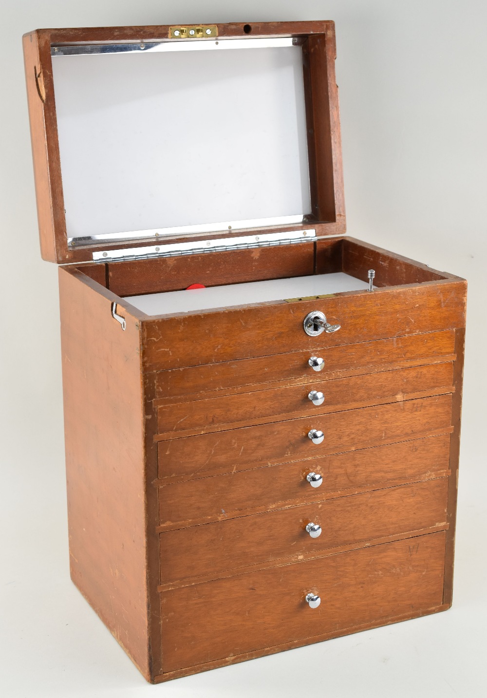 LOCKABLE JEWELLERY, COIN OR COLLECTABLES CABINET having six graduated drawers and further top - Image 3 of 4