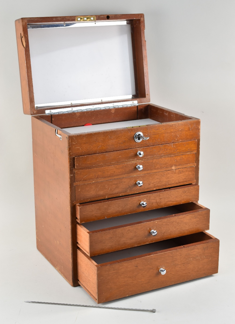 LOCKABLE JEWELLERY, COIN OR COLLECTABLES CABINET having six graduated drawers and further top