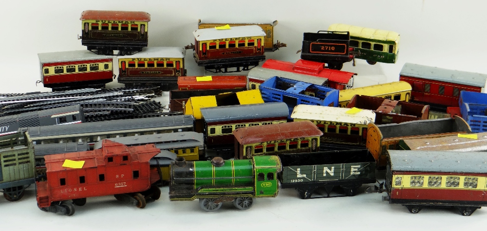 ASSORTED TINPLATE 'OO' GUAGE TRAINS, BY HORNBY, BRIMTOY, & LIONEL together with some Dublo track and