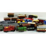 ASSORTED TINPLATE 'OO' GUAGE TRAINS, BY HORNBY, BRIMTOY, & LIONEL together with some Dublo track and