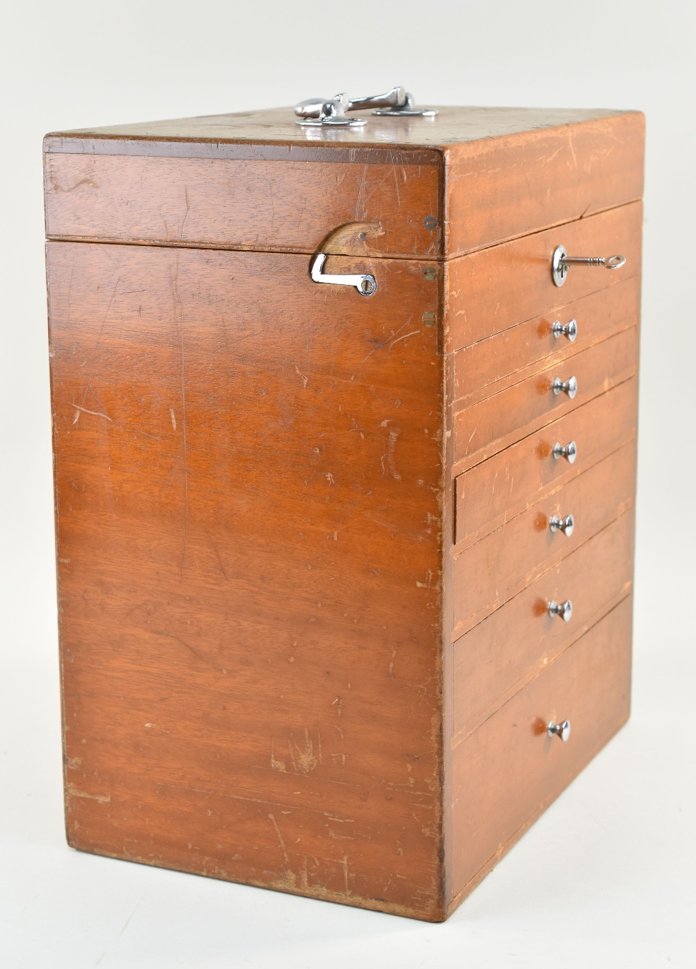 LOCKABLE JEWELLERY, COIN OR COLLECTABLES CABINET having six graduated drawers and further top - Image 4 of 4