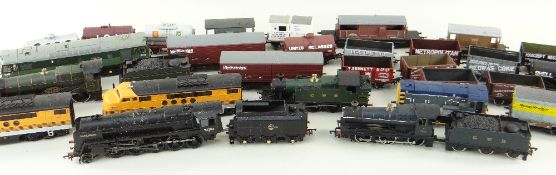 COLLECTION OF BACHMANN & MAINLINE 'OO' GAUGE ELECTRIC LOCOMOTIVES AND ROLLING STOCK, including GW