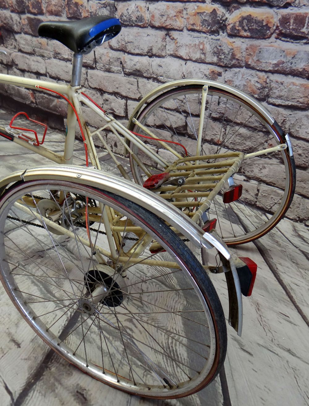 GEORGE LONGSTAFF TANDEM TRICYCLE, cream 21" and 19" frame with Shimano 3x6 speed gears, double front - Image 4 of 5