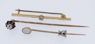 ASSORTED JEWELLERY comprising yellow metal diamond set (0.2cts approx.) stick pin, yellow metal opal