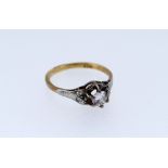 18CT GOLD SINGLE STONE DIAMOND RING, 0.25cts approximately, set with diamond chip shoulders, ring