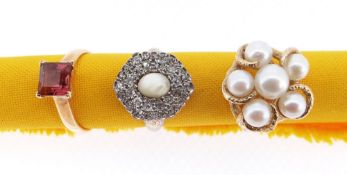 THREE LADIES DRESS RINGS comprising yellow metal pearl set ring of naturalistic claw design (9.