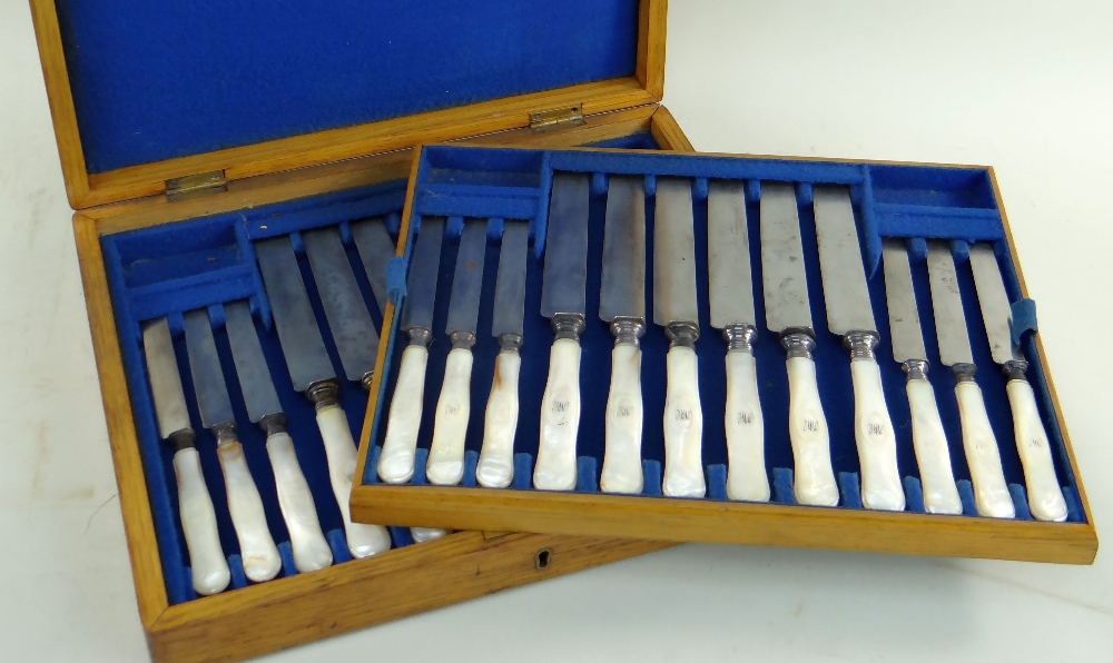 BOXED CANTEEN OF EDWARDIAN MOTHER-OF-PEARL HANDLED TABLE KNIVES & DESSERT KNIVES, steel blades, ha