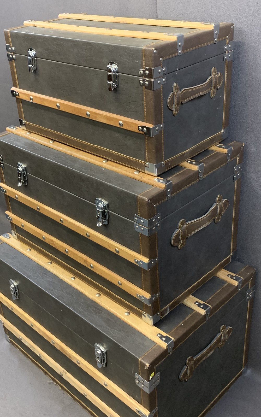 MODERN SET OF THREE VINTAGE STYLE STEAMER TRUNKS, leather effect with wooden banding, 46cms H, 81cms - Bild 3 aus 4