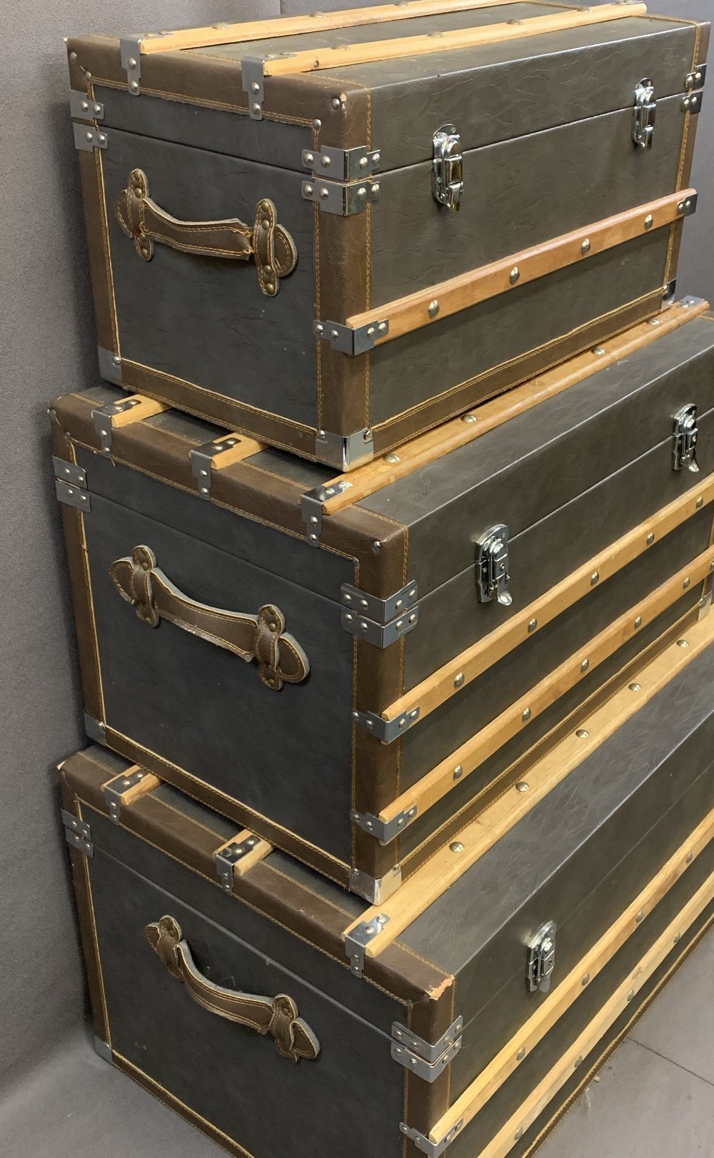 MODERN SET OF THREE VINTAGE STYLE STEAMER TRUNKS, leather effect with wooden banding, 46cms H, 81cms - Bild 2 aus 4