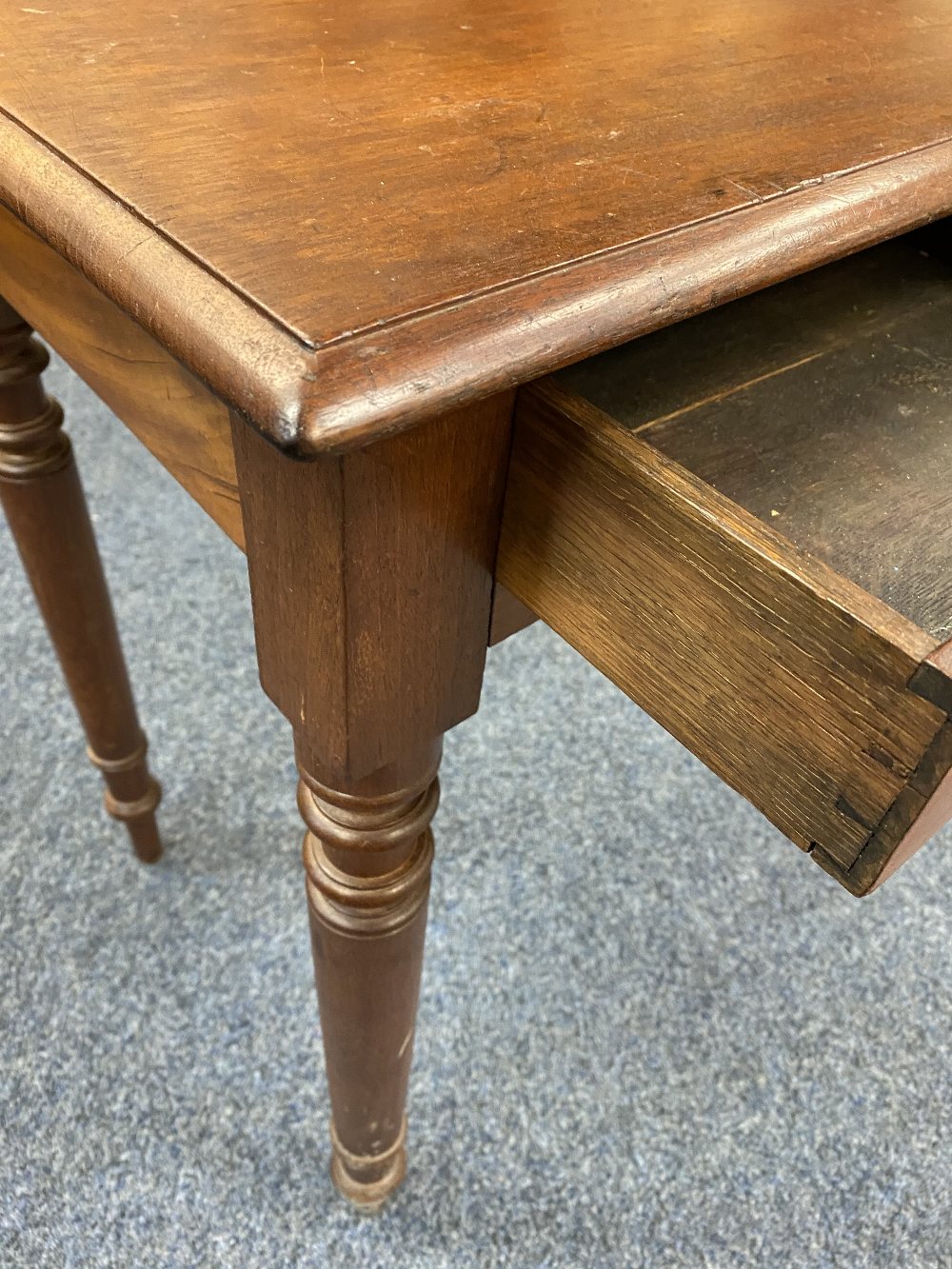 CIRCA 1900 MAHOGANY TWO DRAWER HALL TABLE on turned supports, 76.5cms H, 83.5cms W, 47cms D - Image 4 of 4