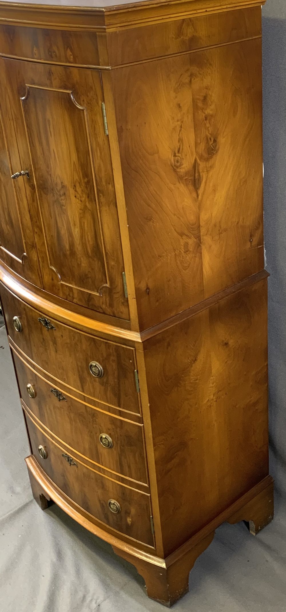 REPRODUCTION YEW WOOD PARLOUR FURNITURE, TWO ITEMS to include a bow fronted cocktail cabinet with - Image 4 of 6