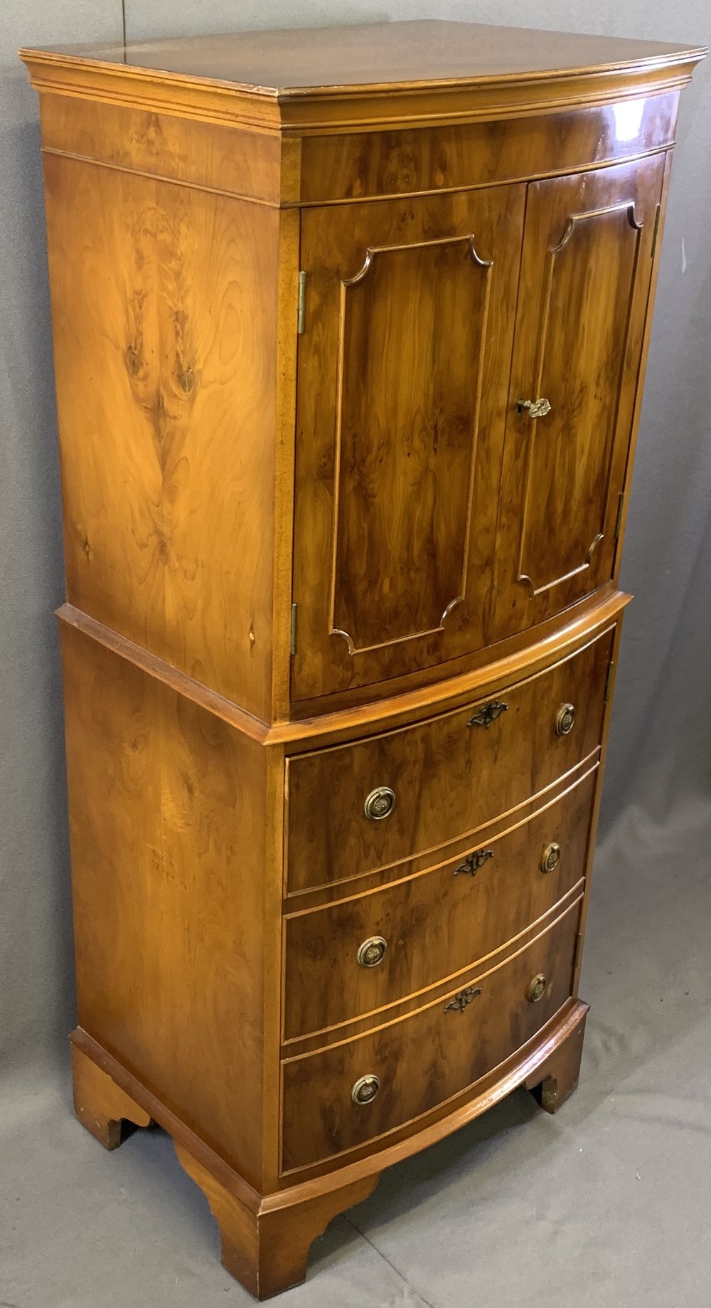 REPRODUCTION YEW WOOD PARLOUR FURNITURE, TWO ITEMS to include a bow fronted cocktail cabinet with - Image 3 of 6