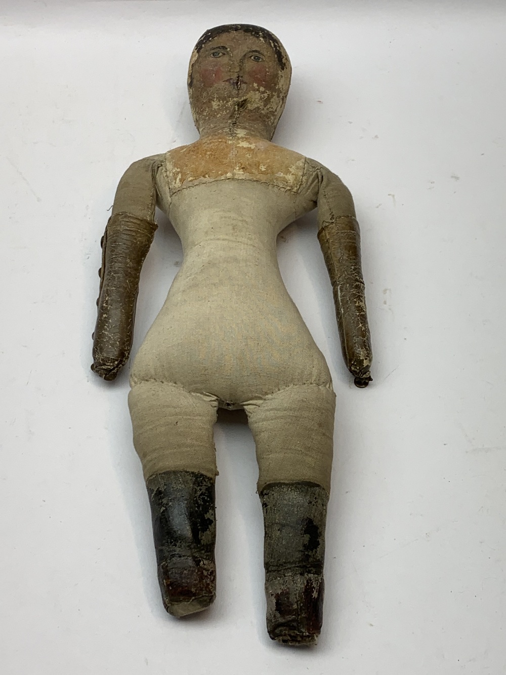 PRIMITIVE AMERICAN FOLK ART DOLL, stitched cloth body and leather limbs with painted hair and facial - Image 4 of 6